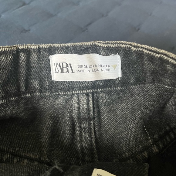 Zara Black Jean Shorts with Distressed Hem - Picture 3 of 3